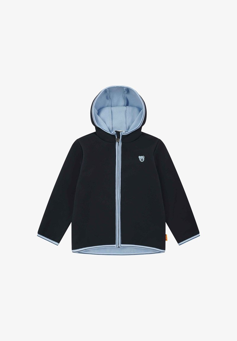 Veste noire à fermeture éclair avec une capuche intérieure bleue, des coutures blanches contrastantes et un logo d'ours sur la poitrine. Tissu lisse et flexible.
