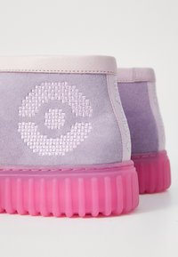 Clarks TORHILLEXPLORE POKÈMON UNISEX - Kasdieniai suvarstomi batai - grey/pink