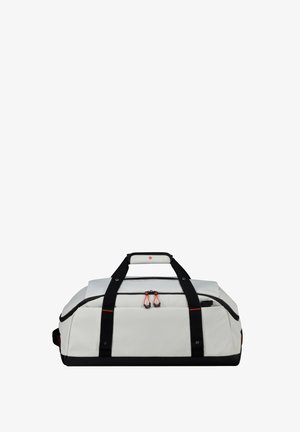 Weißer und schwarzer Reisetasche mit zwei Reißverschlüssen und gepolstertem Griff, ausgestattet mit orangen Reißverschlussanhängern und einer strukturierten Stoffoberfläche.