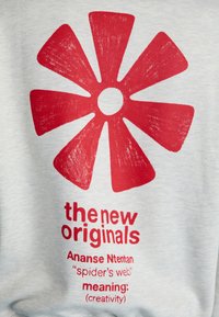 Raudona gėlė grafika ant pilko audinio su žemiau esančiu tekstu. Tekste nurodyta prekės ženklo "the new originals" pavadinimas ir "Ananse Ntantan" reikšmė kaip kūrybingumas.