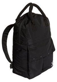 Černý nylonový batoh s pletenými horními úchyty, nastavitelnými popruhy, přední kapsou na klopu zajištěnou patentními knoflíky a logem v dolním rohu.