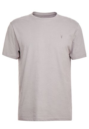 Jasnoszary t-shirt z krótkim rękawem i okrągłym dekoltem z małym, subtelnym logo na lewej górnej części klatki piersiowej.