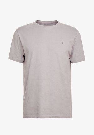 Jasnoszary t-shirt z krótkim rękawem i okrągłym dekoltem z małym, subtelnym logo na lewej górnej części klatki piersiowej.