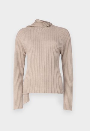 Haut beige à manches longues côtelé avec un col roulé drapé et une fente sur le côté. Confectionné en tissu tricot doux, présentant des lignes verticales texturées.