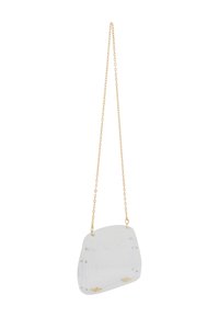 Gennemsigtig akryl crossbody taske med guld kædetras, der har afrundede kanter, nitter og en glat overflade. Minimalistisk design, semi-transparent.