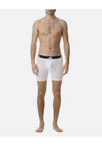 Weiße Baumwoll-Boxershorts mit einem schwarzen elastischen Bund, der ein Logo trägt, und einem engen Design, das bis zur Mitte des Oberschenkels reicht.