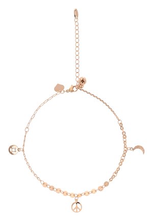 Fin armbånd i rosaguld med hængende fredstegn, måne og rektangulært vedhæng, med justerbar lås og lille klokke.