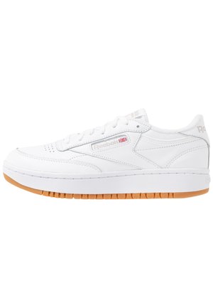 Vita lädersneakers med gummisula, sömnad detaljer och perforerad tåbox. Har en logotyp på sidan och hälen.