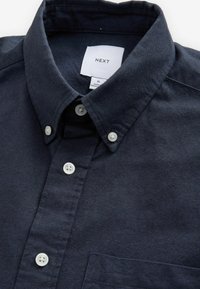 Námornícky košeľa na gombíky so štruktúrovaným golierom, bielymi gombíkmi a malou vreckom na hrudi. Hladká tkanina s jemnou textúrou. Viditeľná značka.