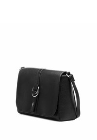 Czarna skórzana torebka na ramię o teksturowanym wykończeniu, z przednią klapą i metalowymi elementami. Posiada odpinany pasek na ramię.