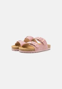 Rosa semskede sandaler med to justerbare stropper, korkfotbed og teksturert gummisåle. Rund form og minimalistisk design.