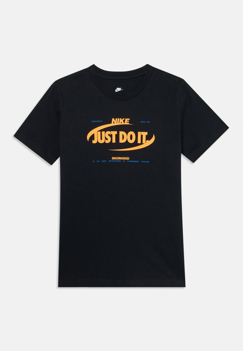 Juodas trumpas rankovės Nike marškinėliai su dideliu oranžiniu „Just Do It“ šūkiu ir mažesniu mėlynu tekstu aplink šūkį krūtinėje.