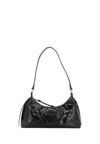 Borsa a spalla in pelle nera con forma curvata, hardware in argento e design della tracolla incrociato. Presenta un'etichetta con il logo sul davanti.