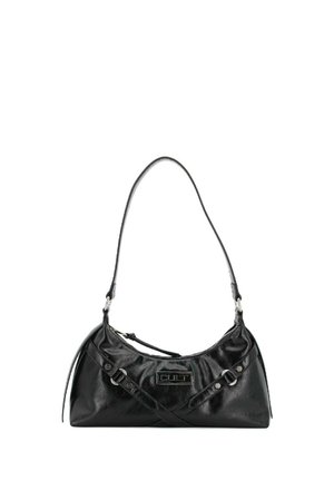 Borsa a spalla in pelle nera con forma curvata, hardware in argento e design della tracolla incrociato. Presenta un'etichetta con il logo sul davanti.