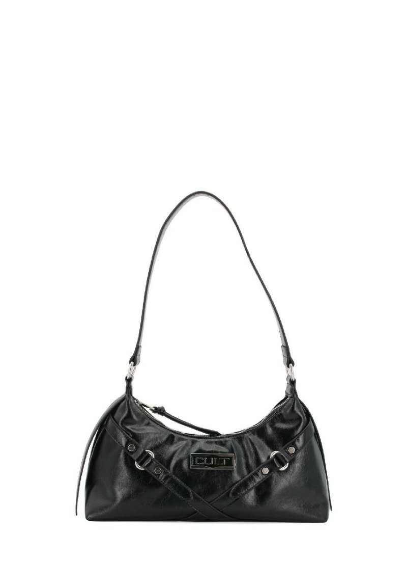 Borsa a spalla in pelle nera con forma curvata, hardware in argento e design della tracolla incrociato. Presenta un'etichetta con il logo sul davanti.