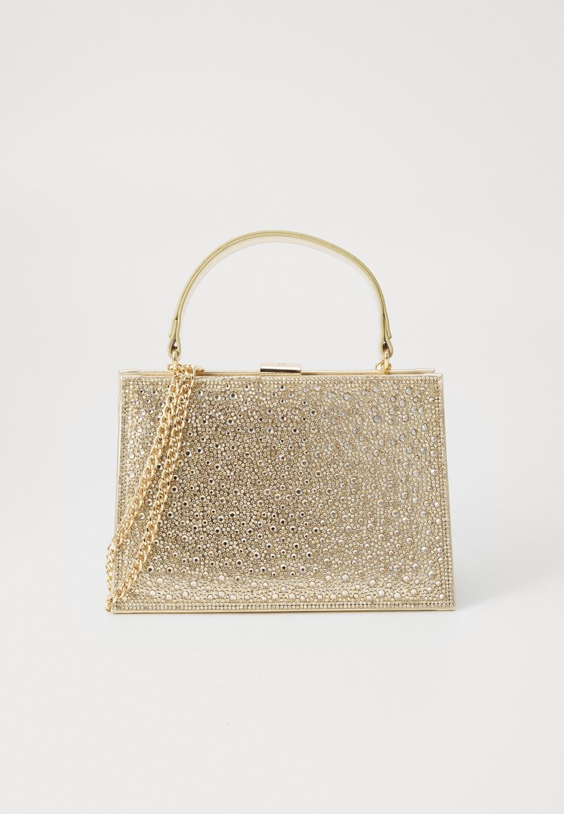 Sac à main rectangulaire doré avec une poignée supérieure et des strass brillants décoratifs couvrant sa surface, plus une bandoulière chaîne dorée.