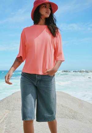 Next, REGULAR FIT - RELAXED BOXY ELBOW LENGTH CREW NECK T-SHIRT . - Trükipildiga T-särk - fluro pink