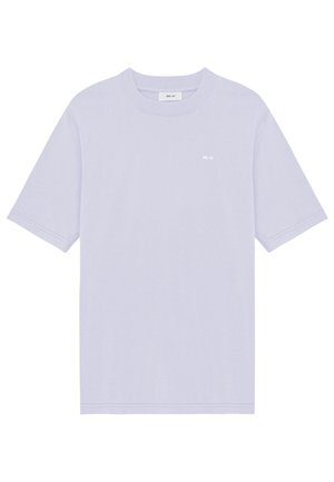 Jasnofioletowy bawełniany T-shirt z krótkimi rękawami, okrągłym dekoltem i małym białym logo na lewym piersi. Gładka tekstura.