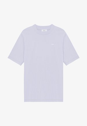 Jasnofioletowy bawełniany T-shirt z krótkimi rękawami, okrągłym dekoltem i małym białym logo na lewym piersi. Gładka tekstura.