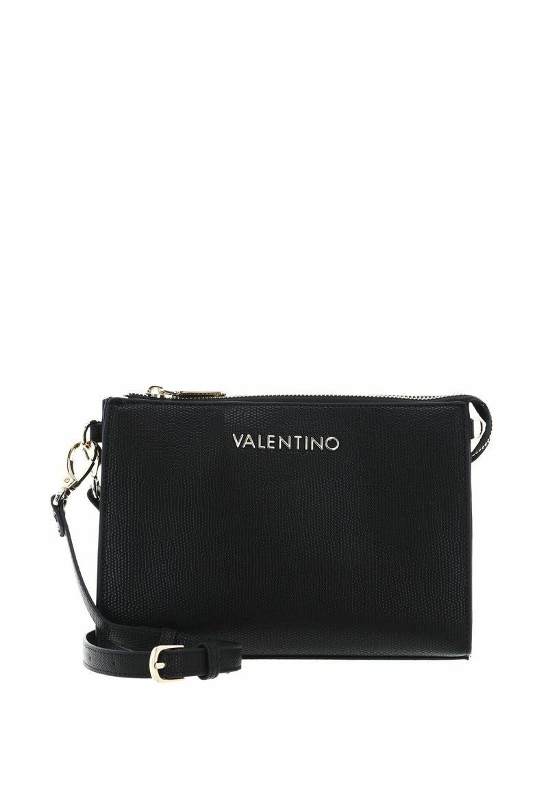 Sac bandoulière Valentino noir en cuir texturé, doté d'une fermeture éclair, d'un logo en métal doré et d'une bandoulière réglable. Forme rectangulaire compacte.