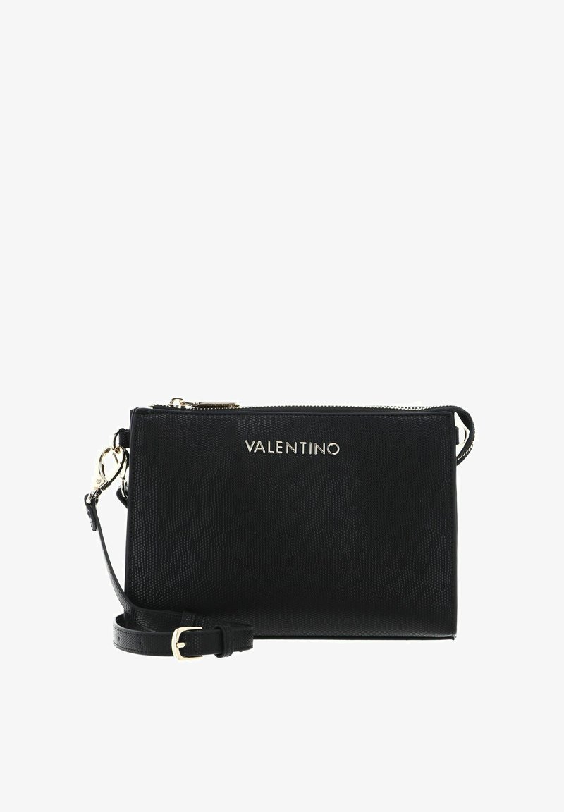 Sac bandoulière Valentino noir en cuir texturé, doté d'une fermeture éclair, d'un logo en métal doré et d'une bandoulière réglable. Forme rectangulaire compacte.