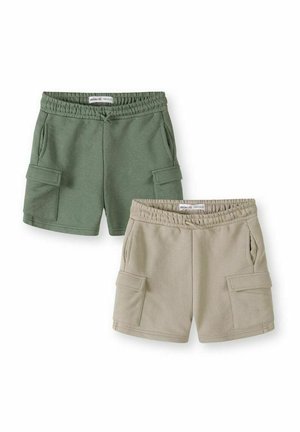 Zwei Paar Cargo-Shorts für Kinder, eines olivgrün und eines beige, mit elastischem Bund und Vordertaschen auf weißem Hintergrund.