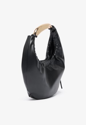 Fekete műbőr kézitáska ívelt sziluettel. Csillogó arany színű fogantyúja és redőzött textúrája van a felső nyílás mentén.