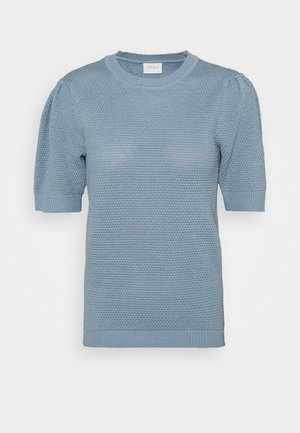 Suéter de punto azul claro con mangas abullonadas cortas, escote redondo y patrón texturizado. Tejido suave de peso medio con dobladillo acanalado.