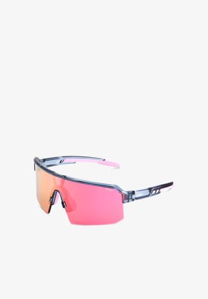 Sportzonnebril met een enkele roze getinte lens, zwart en translucent montuur, en verstelbare neusvleugels.