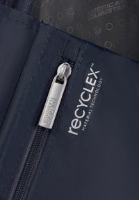 Borsa in tessuto blu navy con chiusura a zip, dotata di una cerniera in metallo argentato e testo stampato "TECNOLOGIA MATERIALE RECYCLEX™."