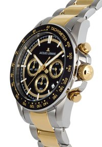 Reloj cronógrafo con esfera negra, acentos dorados y pulsera de metal en plata y oro. Presenta un taquímetro y tres subdiales para medir el tiempo.