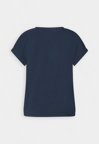 T-shirt blu navy a maniche corte con scollo rotondo e orli arrotolati. Tessuto morbido, vestibilità casual e senza motivi o dettagli visibili.