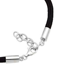 Svart mockasnorhalsband med hardware i silverfärgad metall, inklusive en krabba och cirkulära kedjelänkar. Slät textur och elegant design.