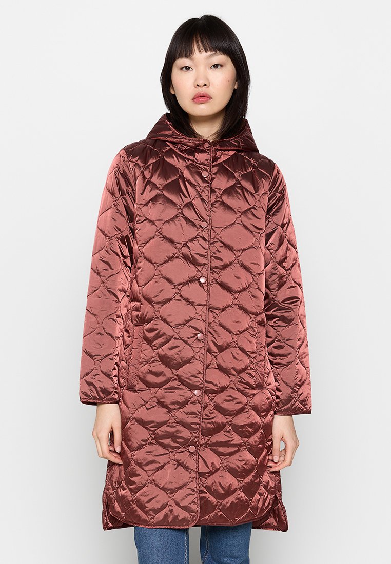 Gevoerde rozenkleurige jas met een capuchon, voorzien van een doorgestikte uitvoering en drukknoopsluitingen, heeft lange mouwen en valt onder de knie.