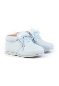 Botines de cuero azul claro con puntera redonda, detalle festoneado en el cuello y cordones finos para abrochar.