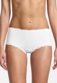 Hüftunterwäsche mit weißer Spitzenkante, ribbeliger Textur und weichem elastischem Bund, entworfen für Komfort und einen sicheren Sitz.