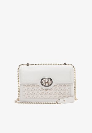 Sac à main en cuir blanc avec panneau avant tissé, bandoulière chaîne dorée et fermeture à boucle circulaire argentée sur le rabat central.