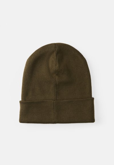 Stickad mössa i olivgrön, med en rullad kant och slät textur. Enkel, rundad form utan ytterligare mönster eller dekorationer.