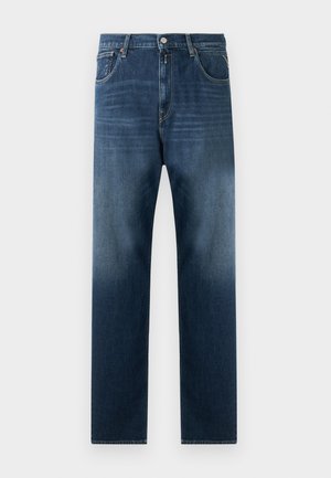 Jeans de ganga azul escuro com um design de perna reta. As características incluem bolsos frontais, fecho com zíper e um desbotado discreto em direção à bainha.