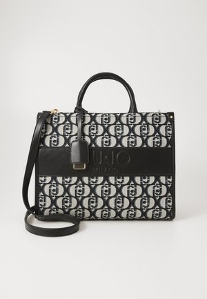 Czarna i biała torebka na ramię z plecionym wzorem logo, skórzanymi akcentami, górnymi uchwytami oraz odpinanym paskiem na ramię. Posiada metalowy detal z logo.