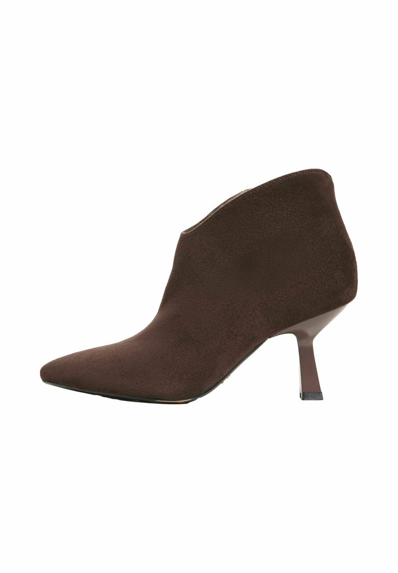 Boots din suede maro până la gleznă, cu vârf ascuțit și toc subțire. Prezintă o textură uniformă și o tăietură asimetrică de-a lungul deschiderii.
