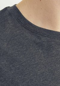 Donkergrijs T-shirt met ronde hals, gemaakt van een gladde stof. Het shirt heeft een geribbelde halslijn en een lichte rek, wat de casual stijl benadrukt.