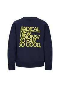Felpa navy con grande e audace scritta gialla con le frasi "RADICAL NEW VISIONS// SO FAR SO GOOD" sul retro. Tessuto morbido, polsini a coste.
