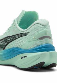 Hellgrüner Laufschuh mit einem Mesh-Obermaterial, schwarzen Akzenten und einer blauen Sohle. Verfügt über eine gepolsterte Ferse und "NITRO"-Branding an der Seite.