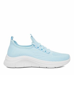 Sneaker in tessuto lavorato a maglia azzurro chiaro con suola bianca flessibile, design slip-on, asole per i lacci e linguetta posteriore, mostrata di profilo.