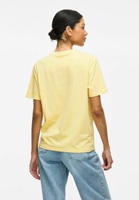 VILA NORA - T-shirts basic - pale banana