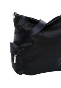 Borsa a spalla nera realizzata in materiale testurizzato, dotata di una tracolla ampia, tasca laterale con zip e logo del marchio discreto sulla superficie.