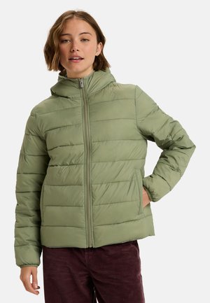 Pufferjack in lichtgroen met horizontale gestikte patronen, ritssluiting aan de voorkant, capuchon en elastische manchetten. Zachte stof met een gladde afwerking.