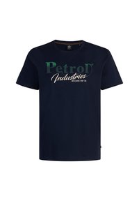 Camiseta de algodón azul marino con un gráfico de "Petrol Industries" en verdes y blancos, con "Big Lake 89/24" debajo en una fuente cursiva.