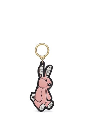Nøglering med et pink og sort kanindesign, med en guldfarvet metalring og MCM-logo mønstre på ørerne og poter.